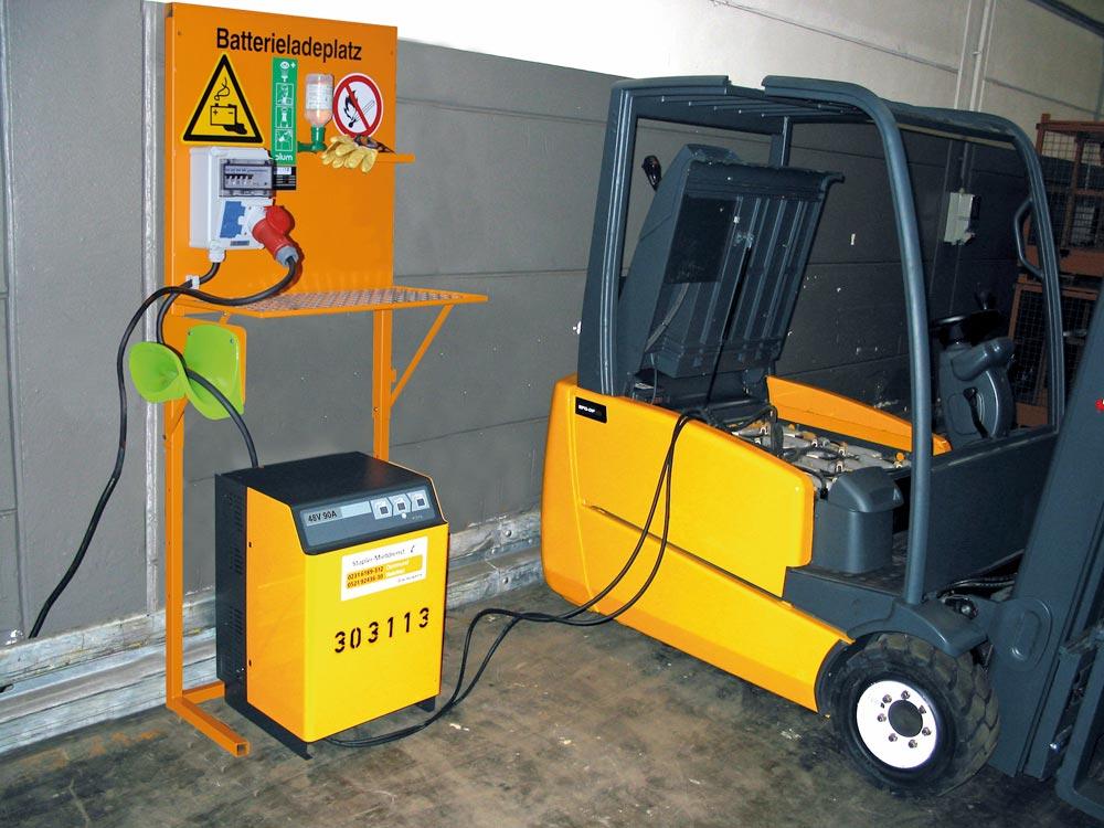 Batterieladeplatz, BxTxH 915x445x1945 mm, CEEform-Steckdose 16A, 400V, RAL 2000 orange