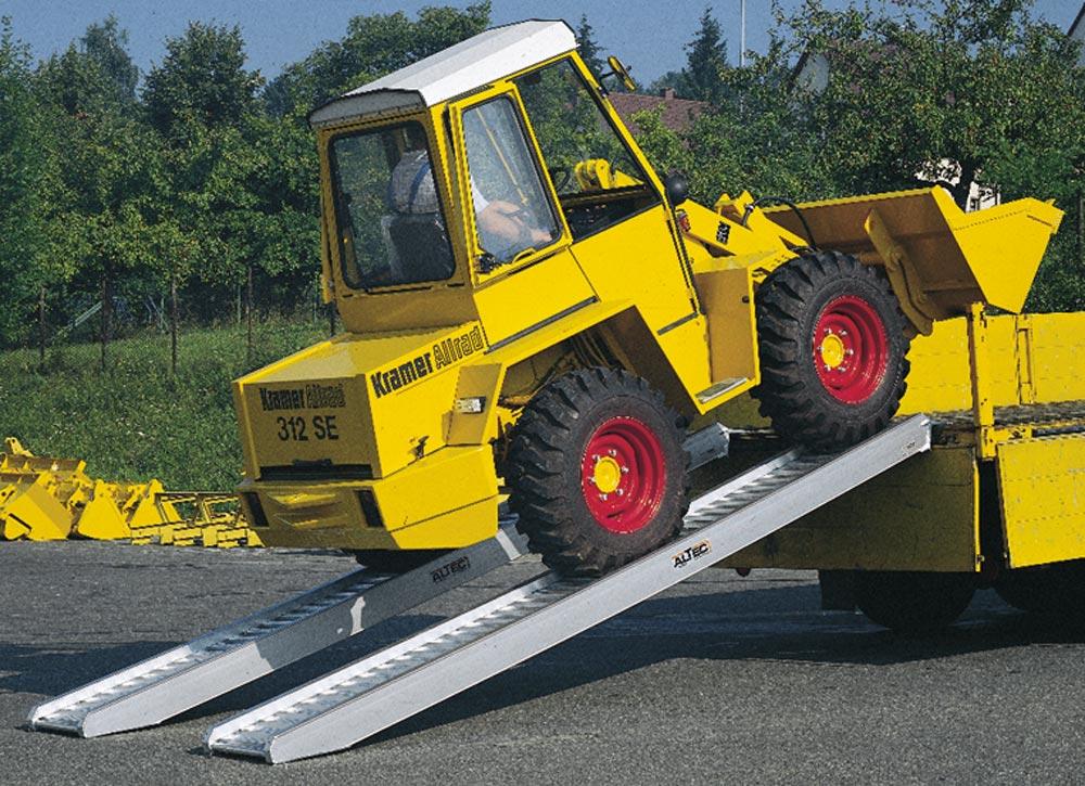 Alu-Verladeschienen, für luftbereifte Fahrzeuge, mit Schutzrand, Traglast 5230 kg/Paar, LxB 3685x460 mm, Preis je Paar